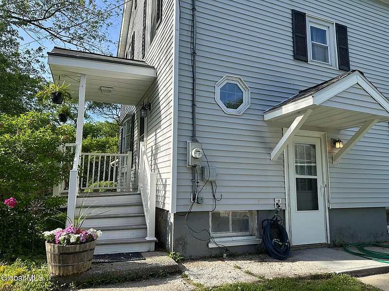 3rd image of 874 Benedict Avenue