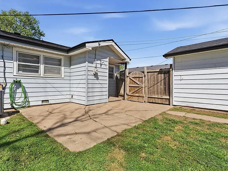 3228 S Saint Paul Ave — Photo 3