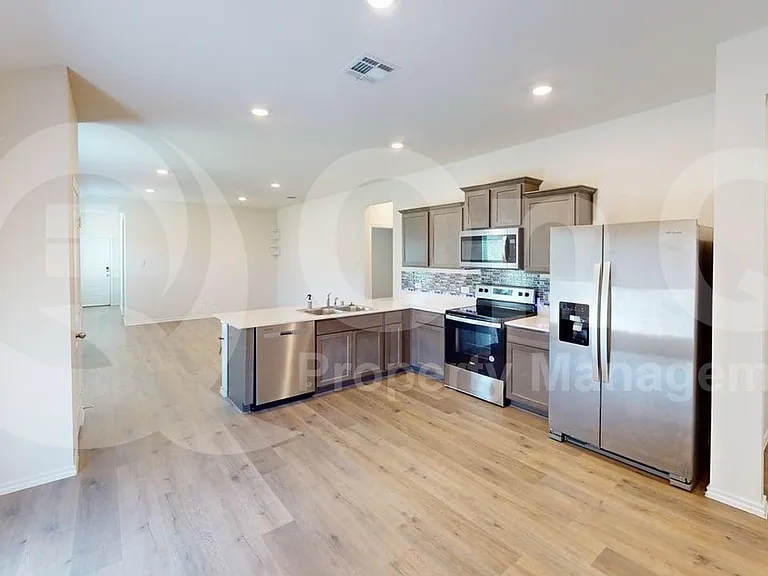 915 Presleigh Dr — Photo 7