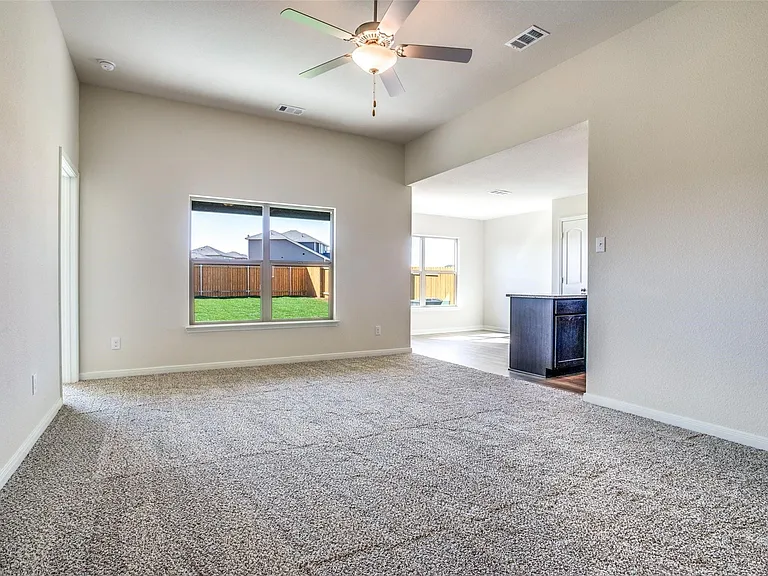 105 Lady Bird Ct — Photo 2
