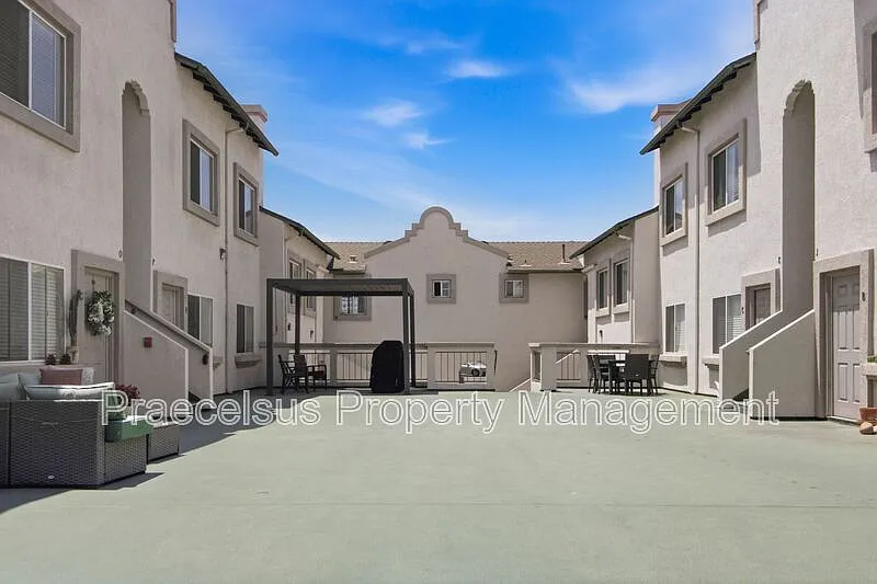 1070 Georgia St — Photo 2