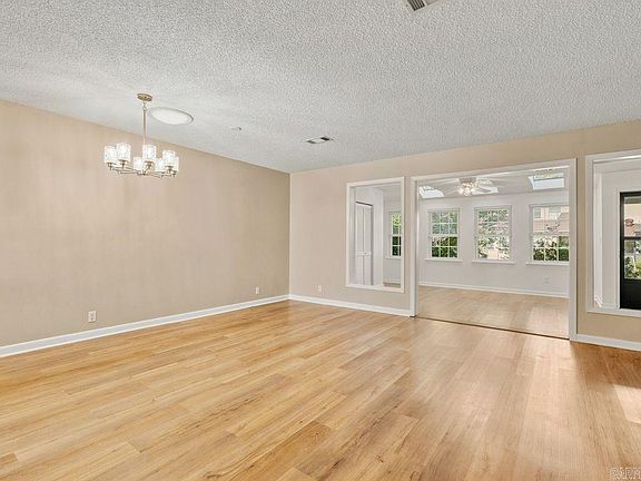 4th image of 28 Macotera Pl