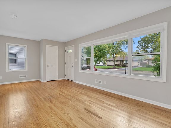 4th image of 15440 Elm St