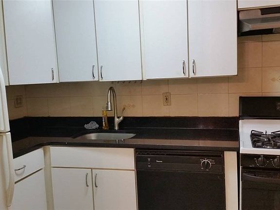 2nd image of 82-23 Country Pointe Cir #1