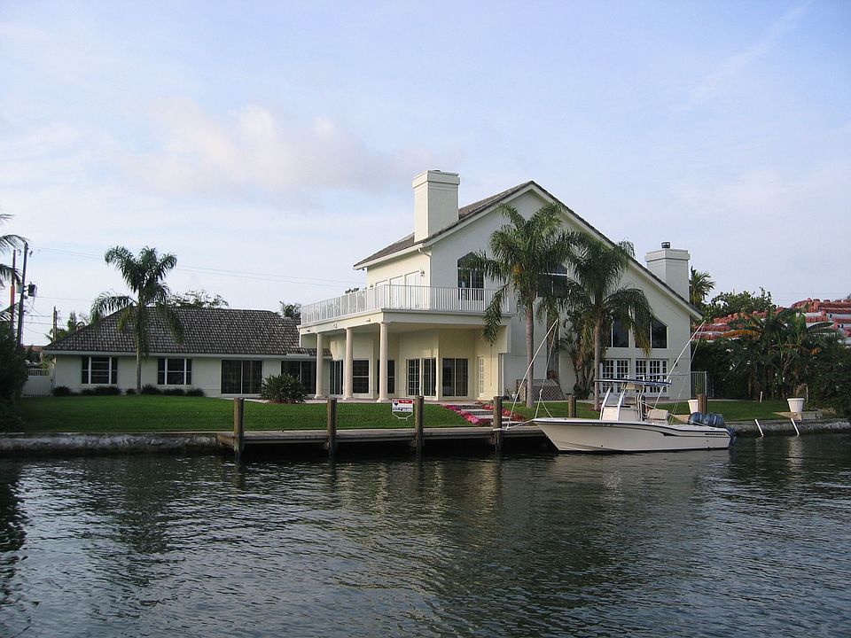 120 feet on the water!  Great home for entertaining!