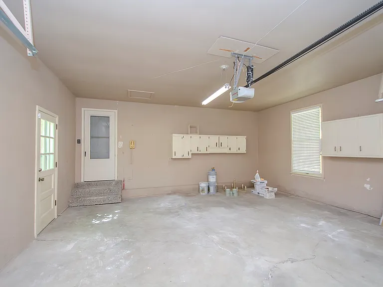 11802 Robindale Rd — Photo 37