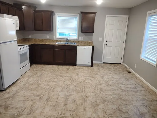 915 North Riverside Drive - 1 — Photo 2