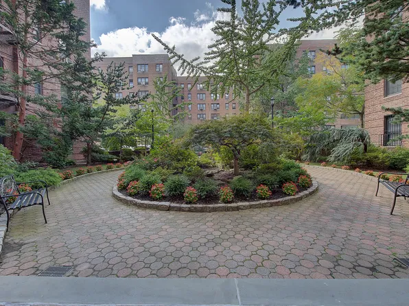 67-35 Yellowstone Boulevard image 24 of 27