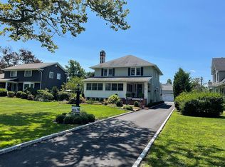 99 S Windsor Ave, Brightwaters, NY 11718