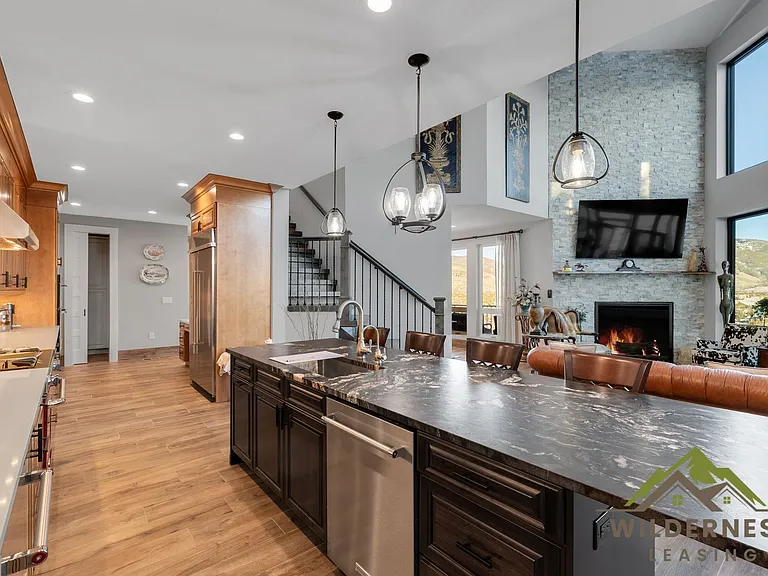 332 Lake View Dr — Photo 3