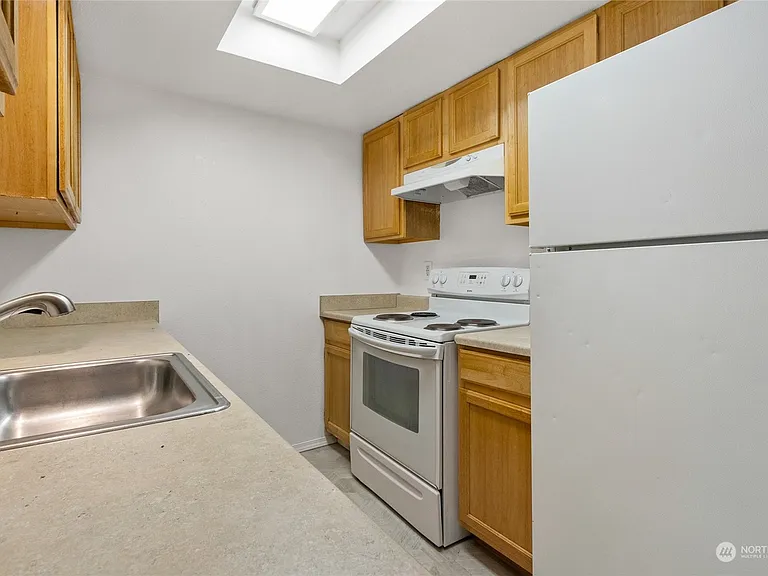 1121 S Woodlawn St #1 — Photo 5