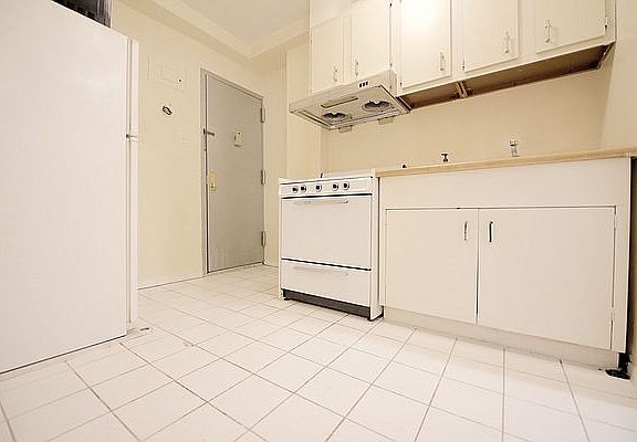 5th image of 371 Broome St APT 19