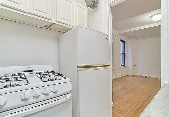 5th image of 135 E 50th St APT 2B