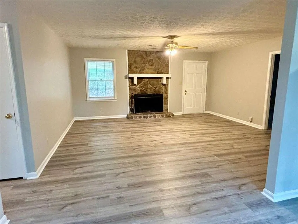 3 bed, 2.0 bath, 1248 sqft, $1,700 — Photo 2