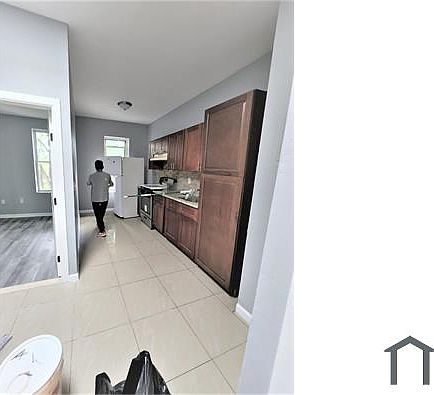 3rd image of 909 Belmont Ave #3