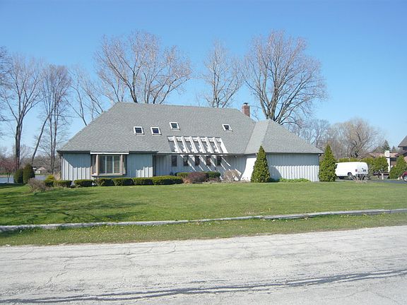 2nd image of 814 Lakeside Dr