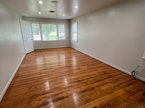 3rd image of 3219 Sarah St