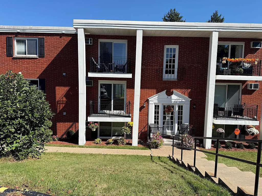 1810 National Road A1 204 photo 1