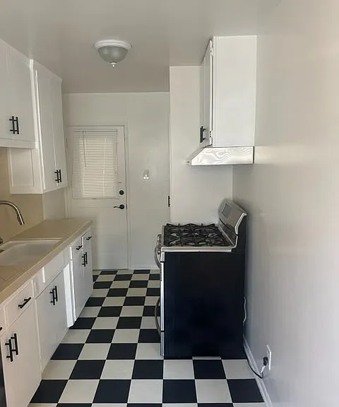 1814 N Hollywood Way #B — Photo 7
