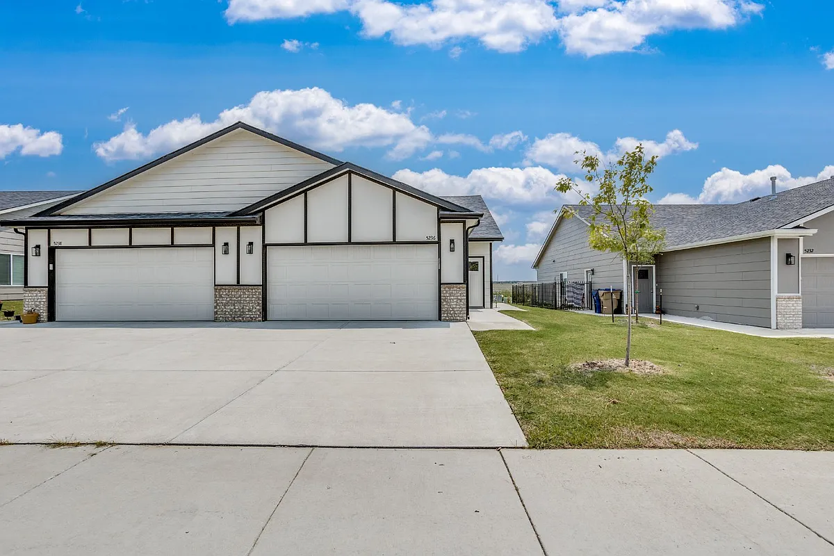 Photo 2 of 30 - 5236 N Cypress Cir - Bel Aire, KS Building Photo - 5236 N Cypress Cir