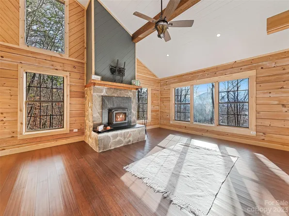 81 Bogie Ln, Waynesville, NC 28785