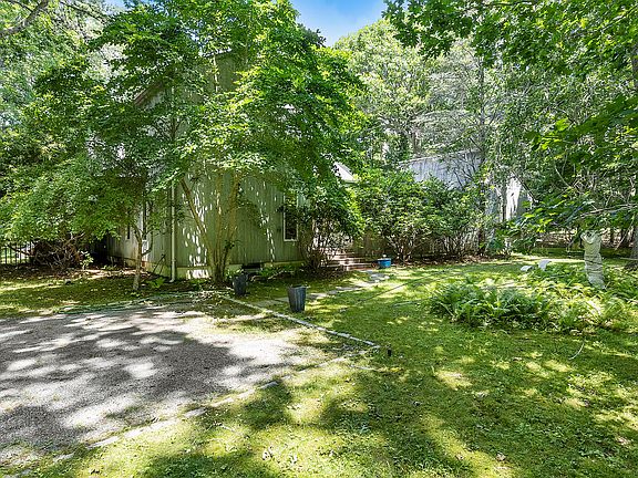 4th image of 628 Narrow Ln
