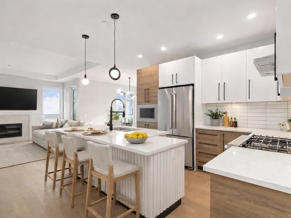 990 Doumac Ave #206, Saanich, BC V8Y 1M4