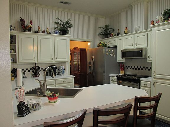 4th image of 700 Oakview Dr