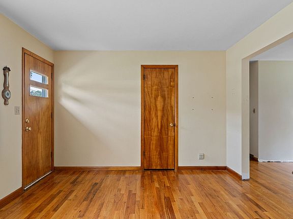 4th image of 10 Maplewood Dr
