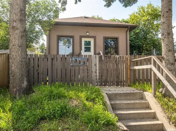 1313 6th AVENUE W, Prince Albert, SK S6V 5J7