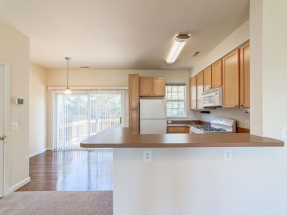 2nd image of 23080 Fontwell Sq
