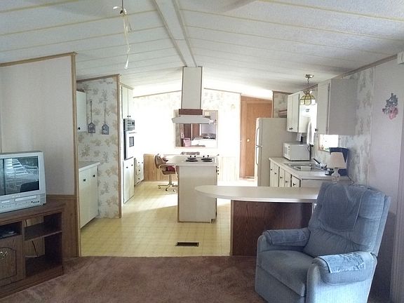 2nd image of 200 Palm Dr