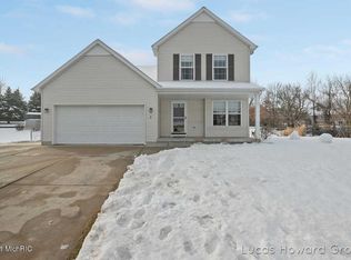 3 Gibraltar Dr NE, Rockford, MI 49341
