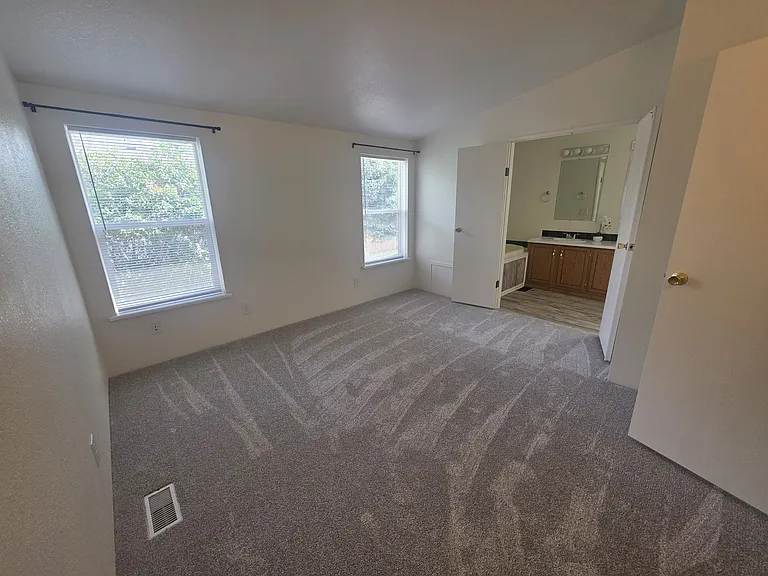 403 S Burlington Ave — Photo 8
