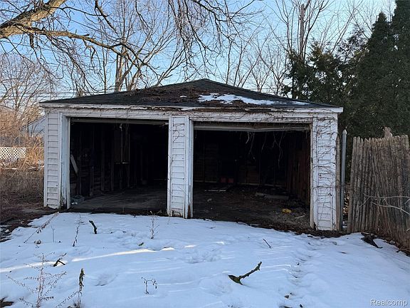 4th image of 16092 Manning St