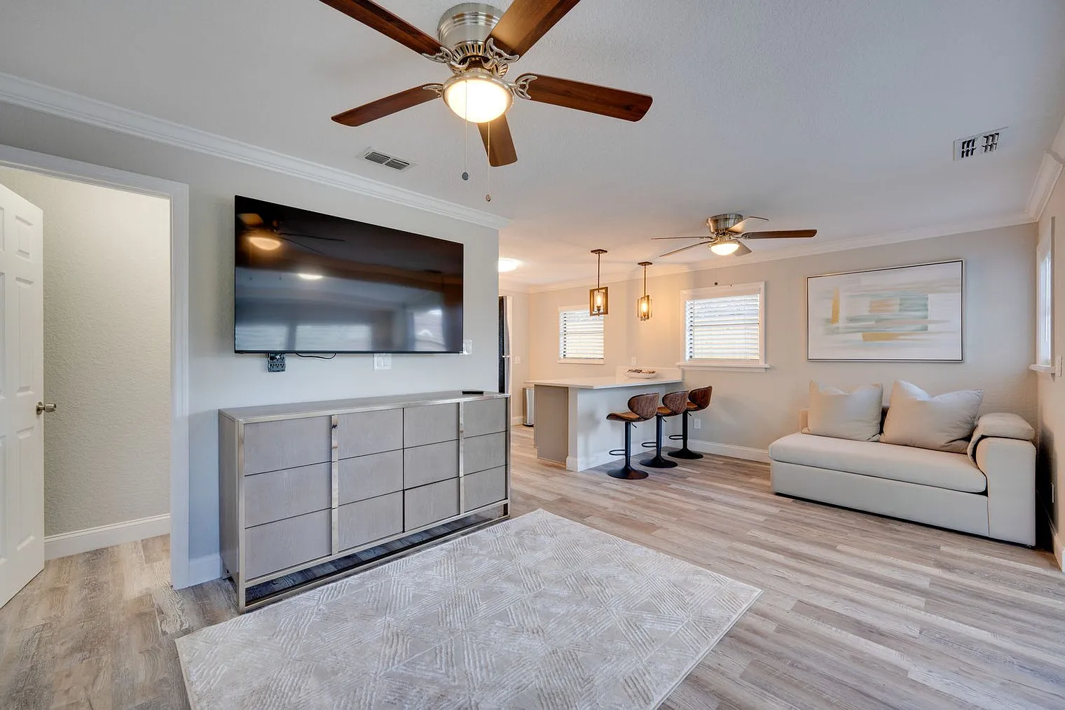 2 bed, 1.0 bath, 1797 sqft, $3,128 — Photo 2