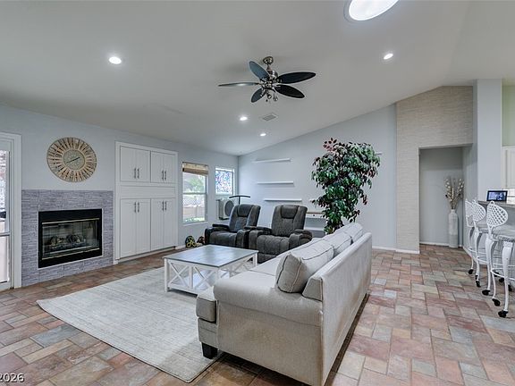 5th image of 1019 Black Olive St