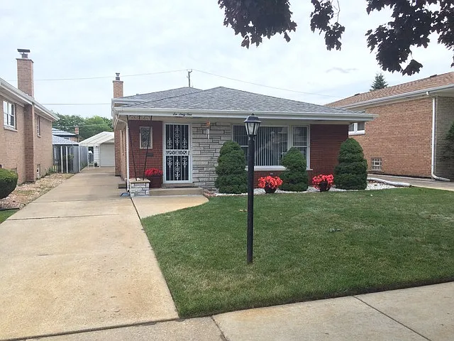 661 Saginaw Ave photo 1