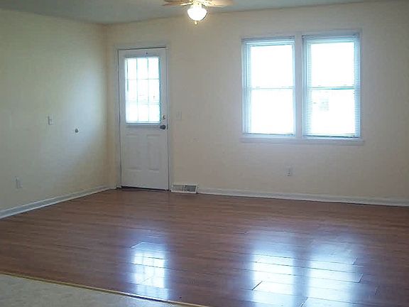 Living Room w/ Ceiling Fan & Laminate Floor