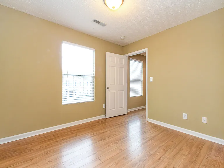 Silver Creek Apartments — Photo 10