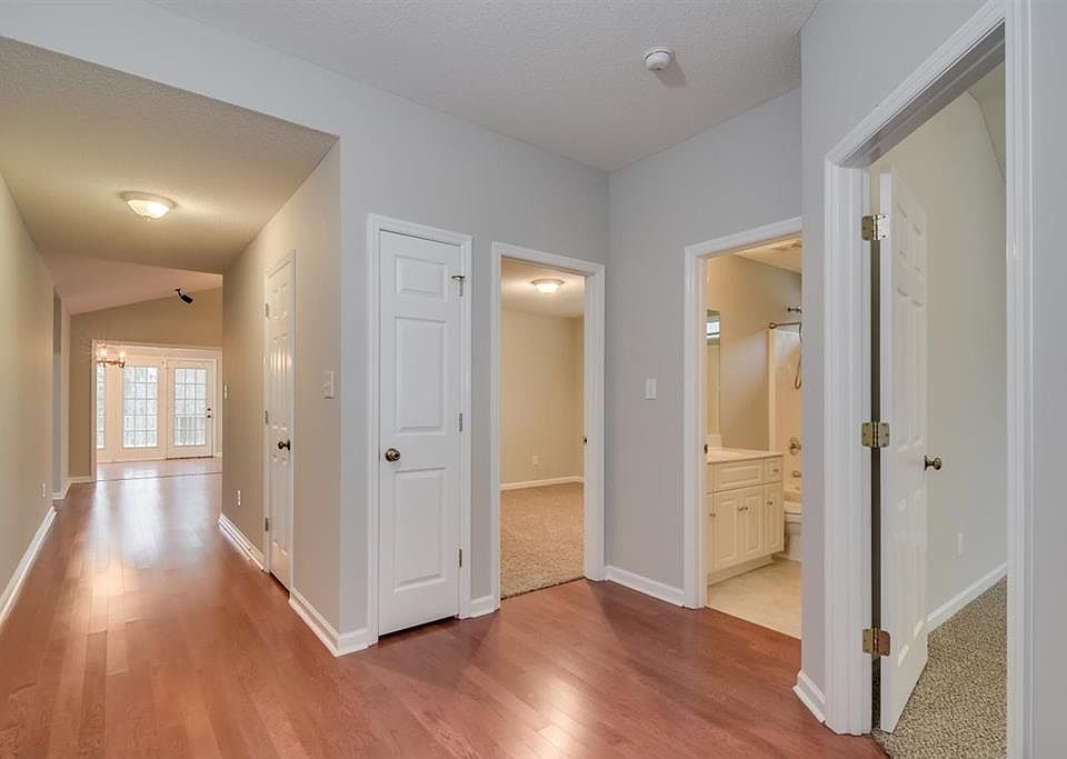 1st image of 605 Bradford Ln