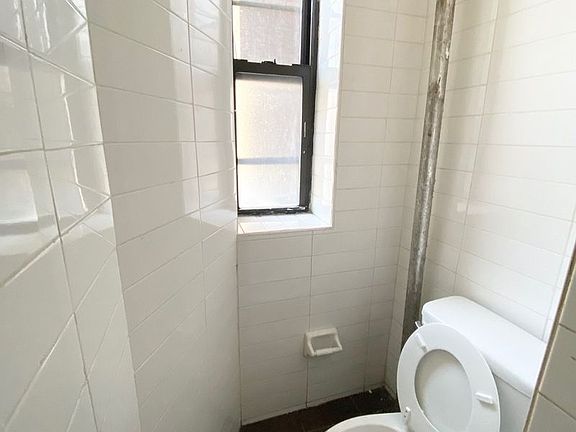 4th image of 322 E 126th St APT 2