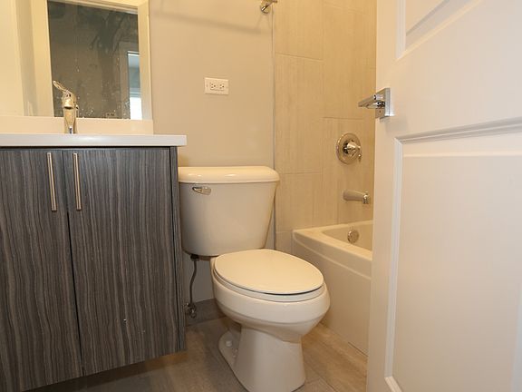 4th image of 3915 1/2 N Janssen Ave #3N