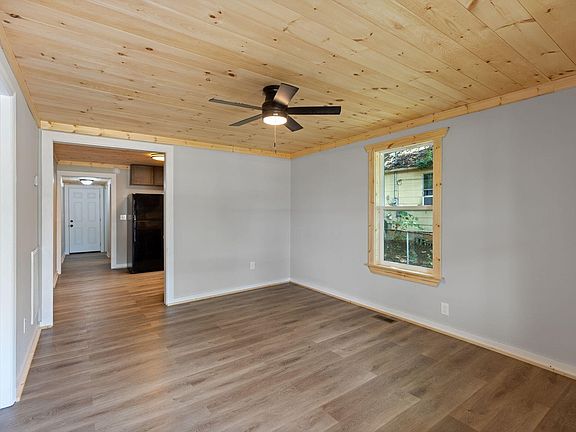 3rd image of 916 18th St SE