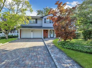 75 Brook Ct N, Manhasset Hills, NY 11040