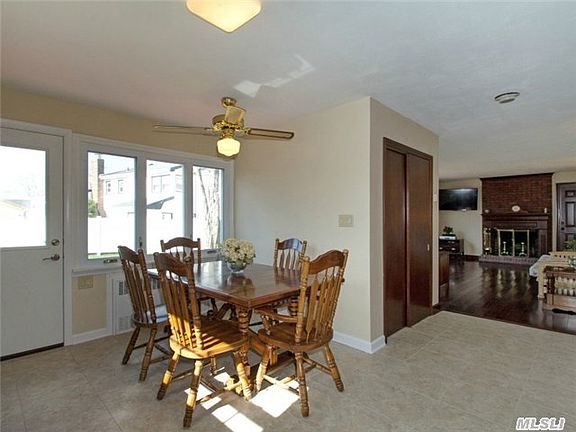 5th image of 12 Peconic Dr