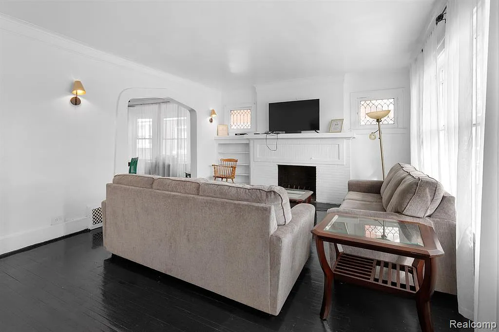 3 bed, 1.0 bath, 1420 sqft, $1,150 — Photo 3