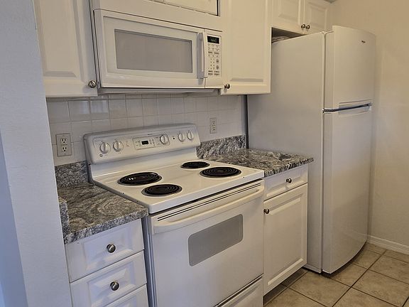5th image of 1000 W Horatio St APT 220