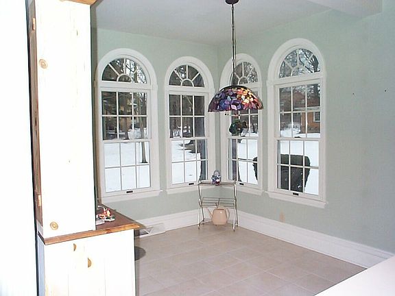 Cheery breakfast room