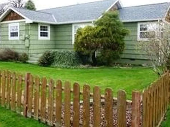 802 7th St, Anacortes, WA 98221